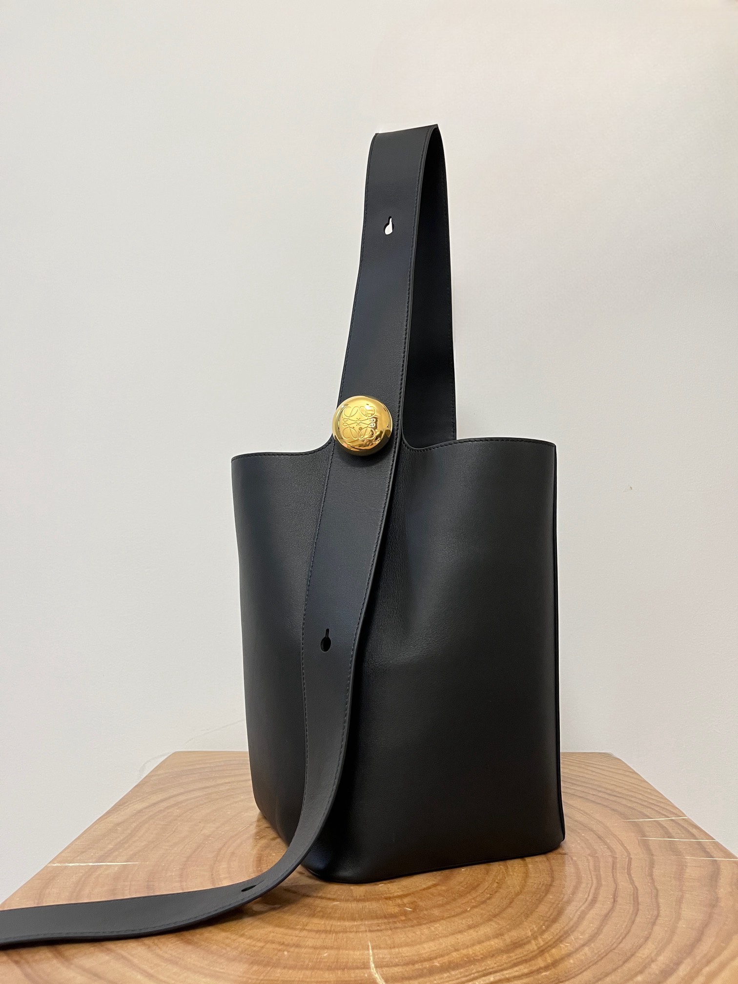 L0ew* pebble bucket bag-28*24*23cm