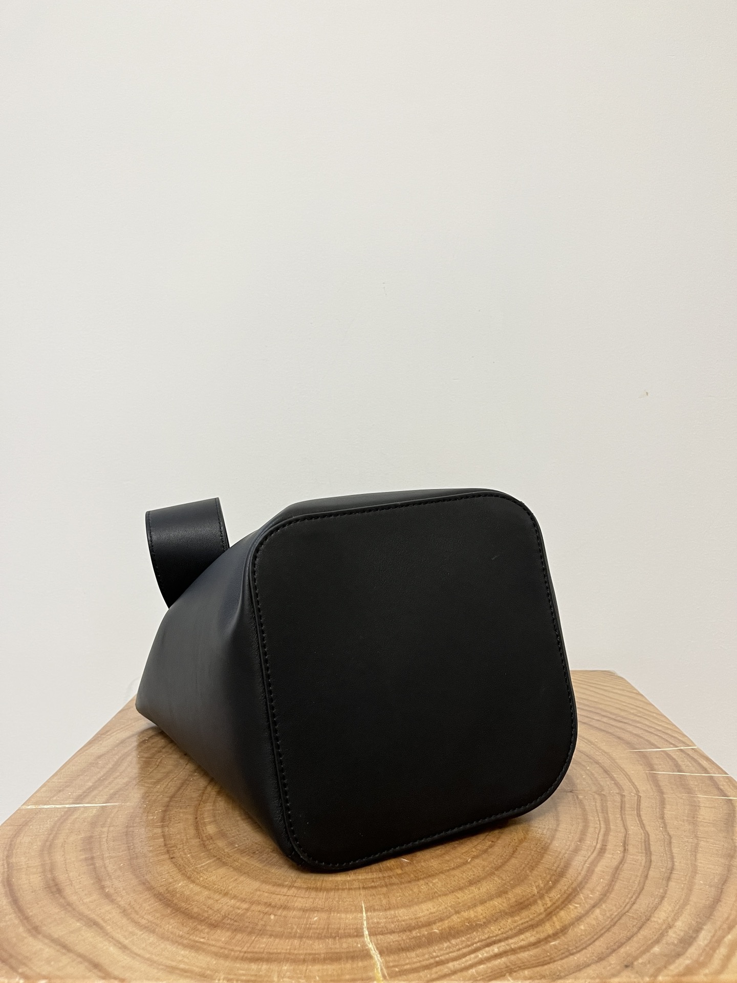 L0ew* pebble bucket bag-28*24*23cm