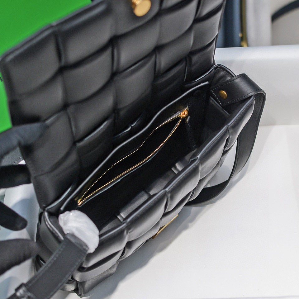 bo*te*ga Ve*ne*ta padded cassette bag-26*18*8cm