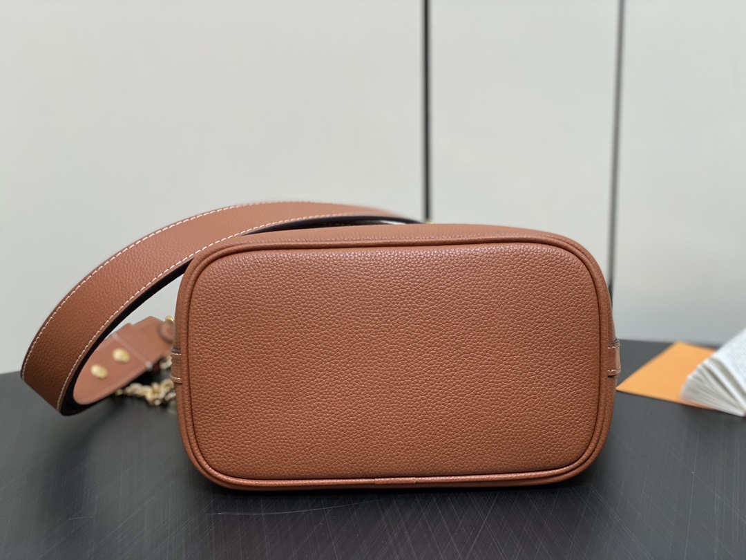 l0*is V*t0n lock and walk handlebag-m24006-20*20.5*12cm