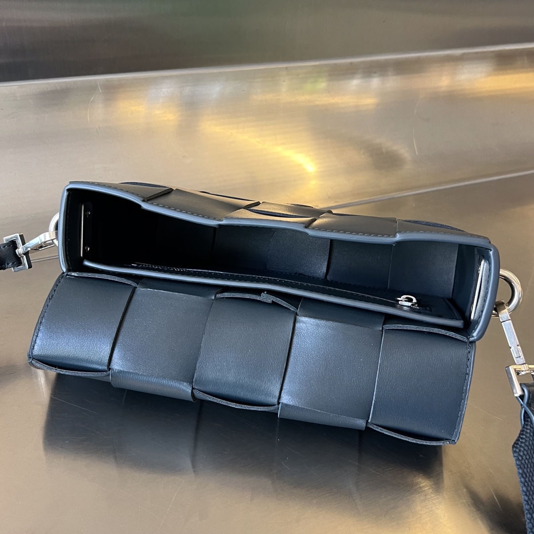 bo*te*ga Ve*ne*ta crossbody bag-23x15x5cm