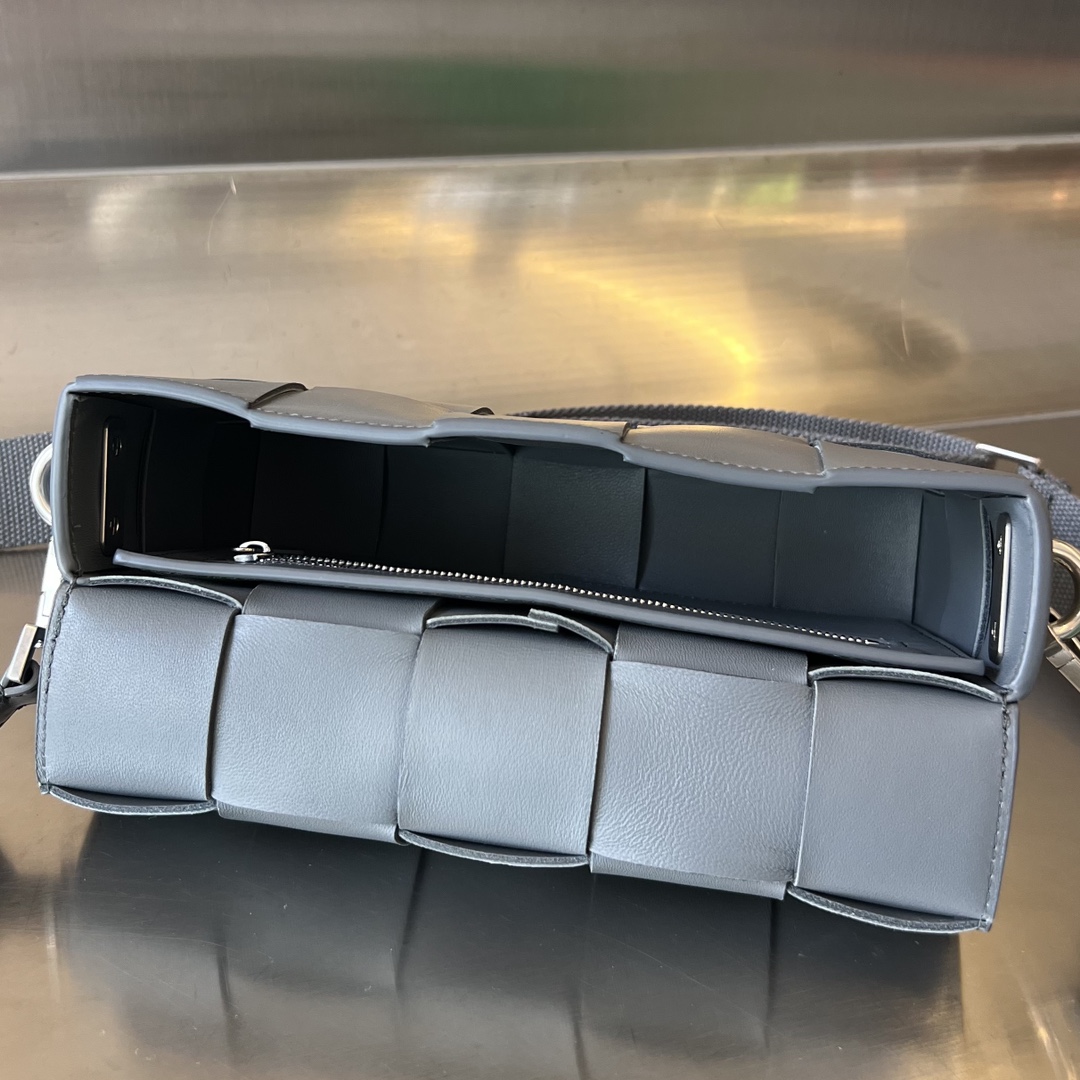 bo*te*ga Ve*ne*ta crossbody bag-23x15x5cm