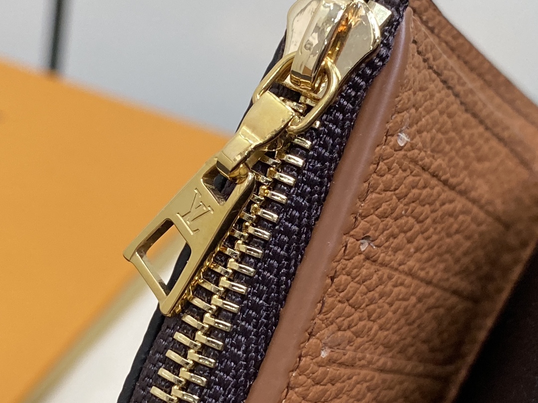 l0*is V*t0n victorine on my side12*9.5*2.5cm