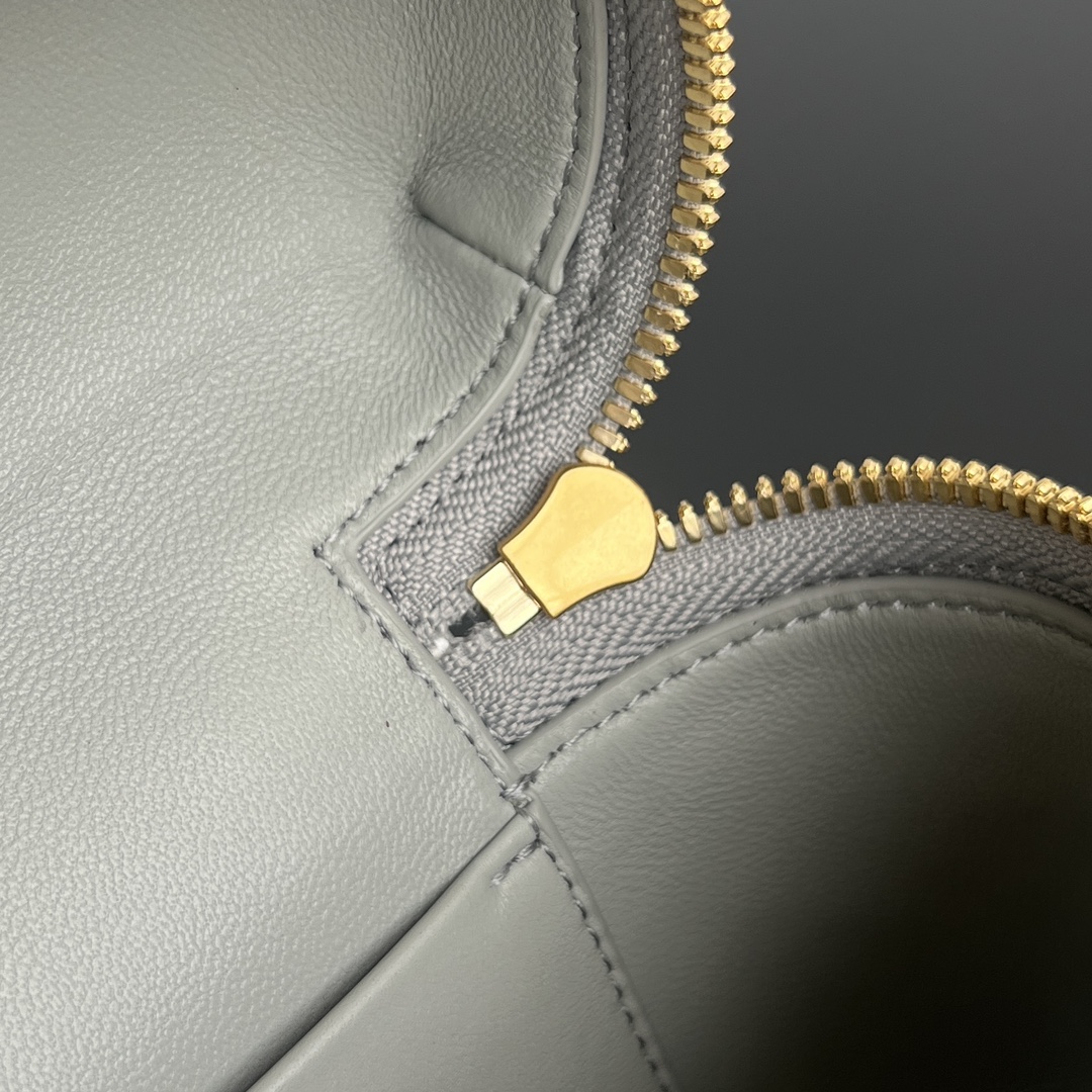 bo*te*ga Ve*ne*ta vanity case bag-22x12.5x5cm