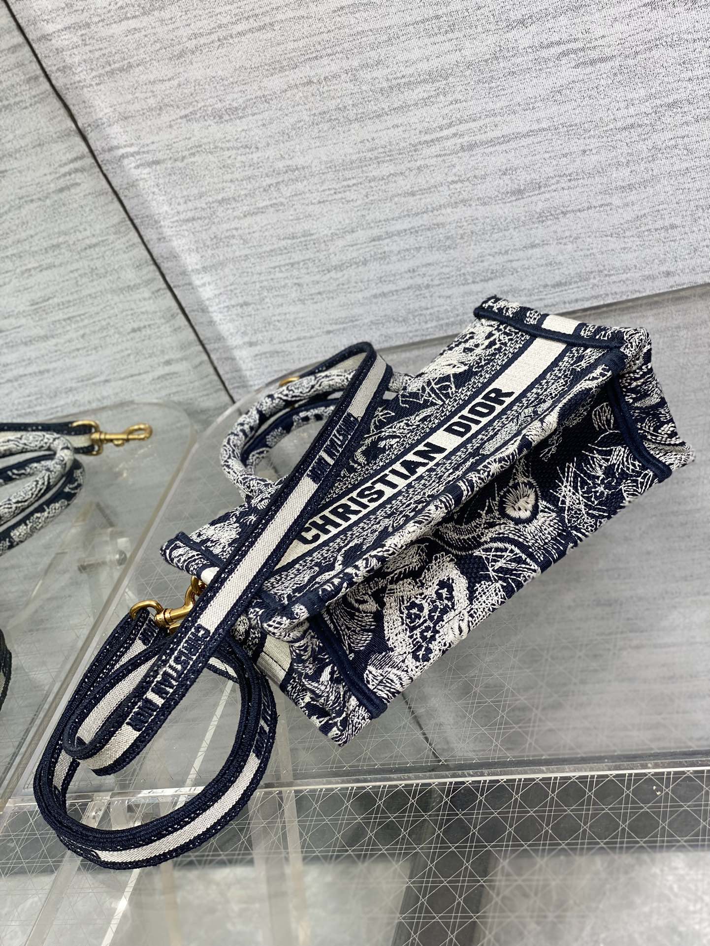 D*or book tote-21.5*13*7.5cm