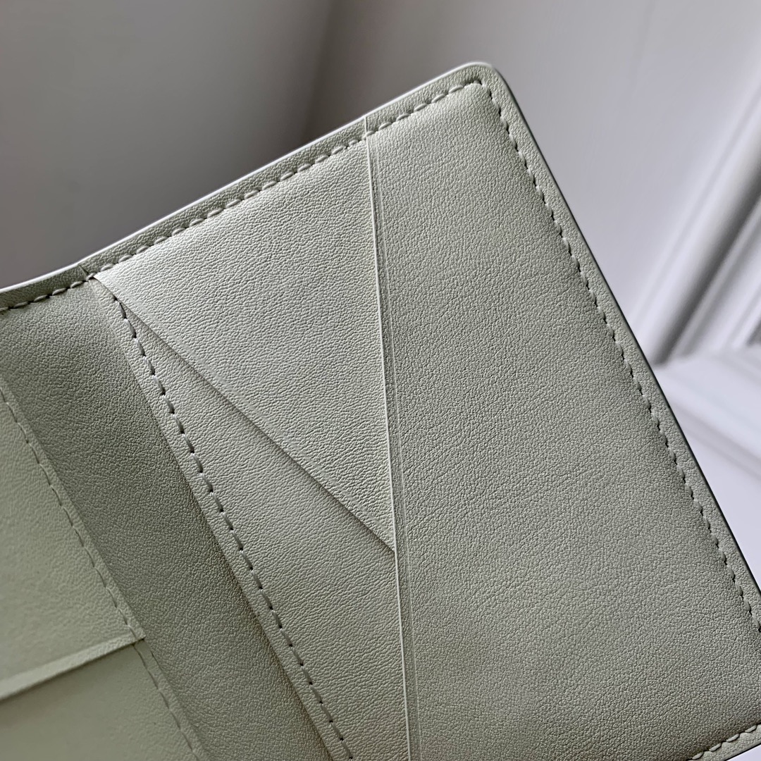 l0*is V*t0n wallet m61696