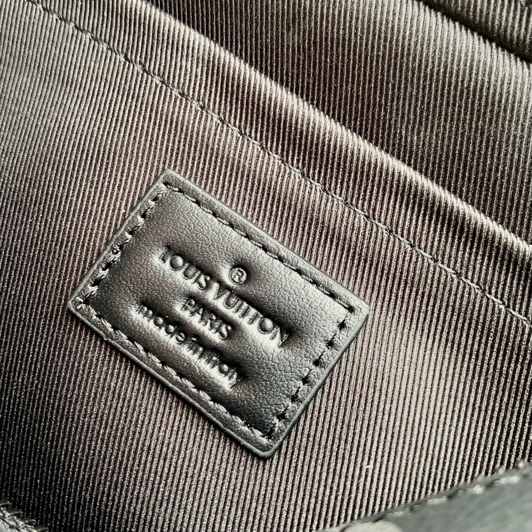 l0*is V*t0n alpha messenger bag- m46955-24 x 16 x 8cm