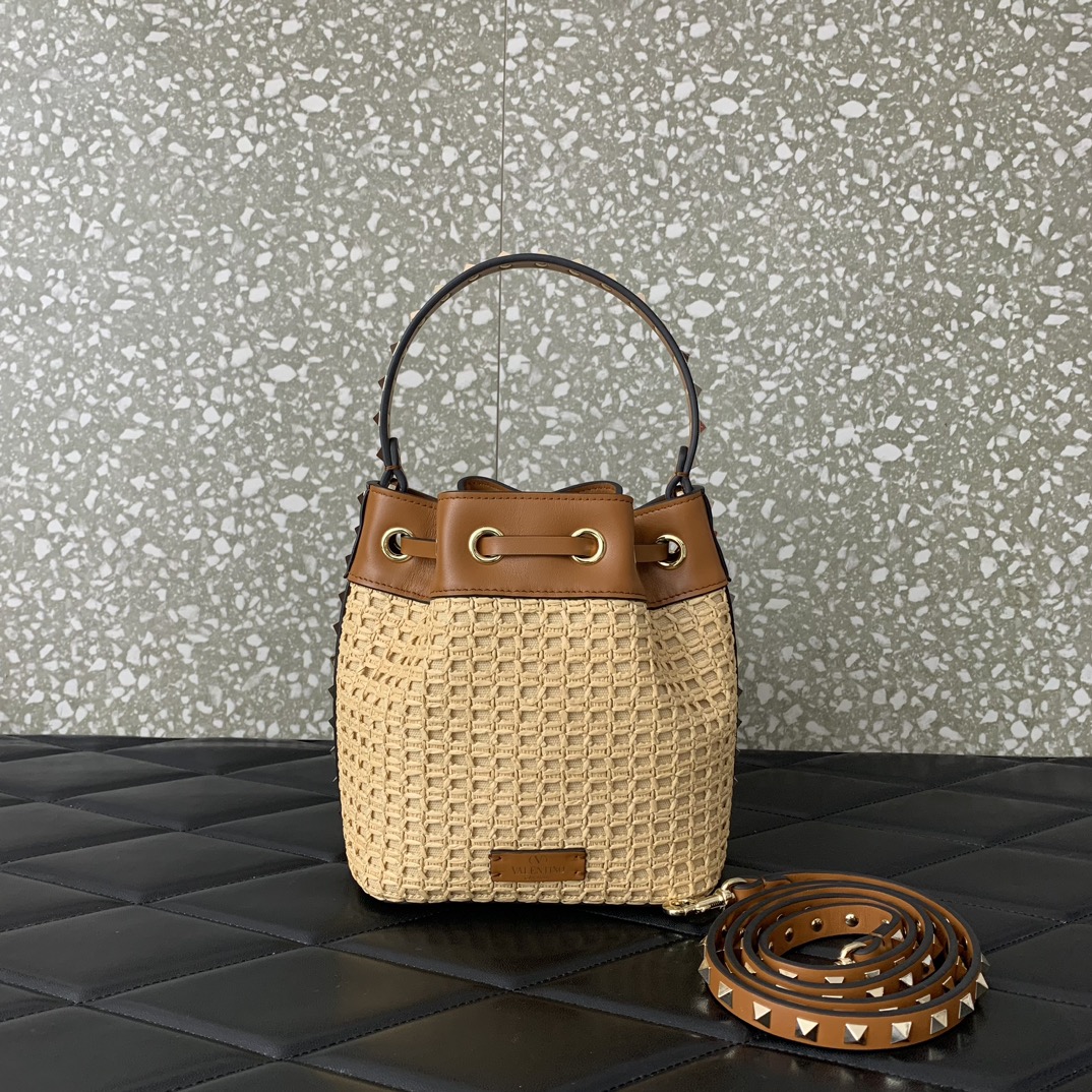 Va1e*ntin0 garavani rockstud bucket in woven raffia-16*18*11cm