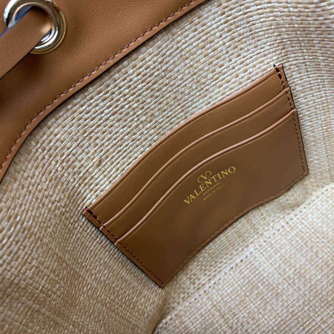 Va1e*ntin0 garavani rockstud bucket in woven raffia-16*18*11cm