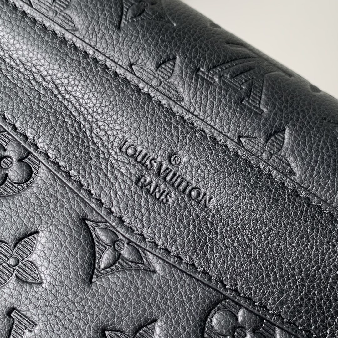 l0*is V*t0n messenger mm voyager-m25121-33 x 22.5 x 11cm