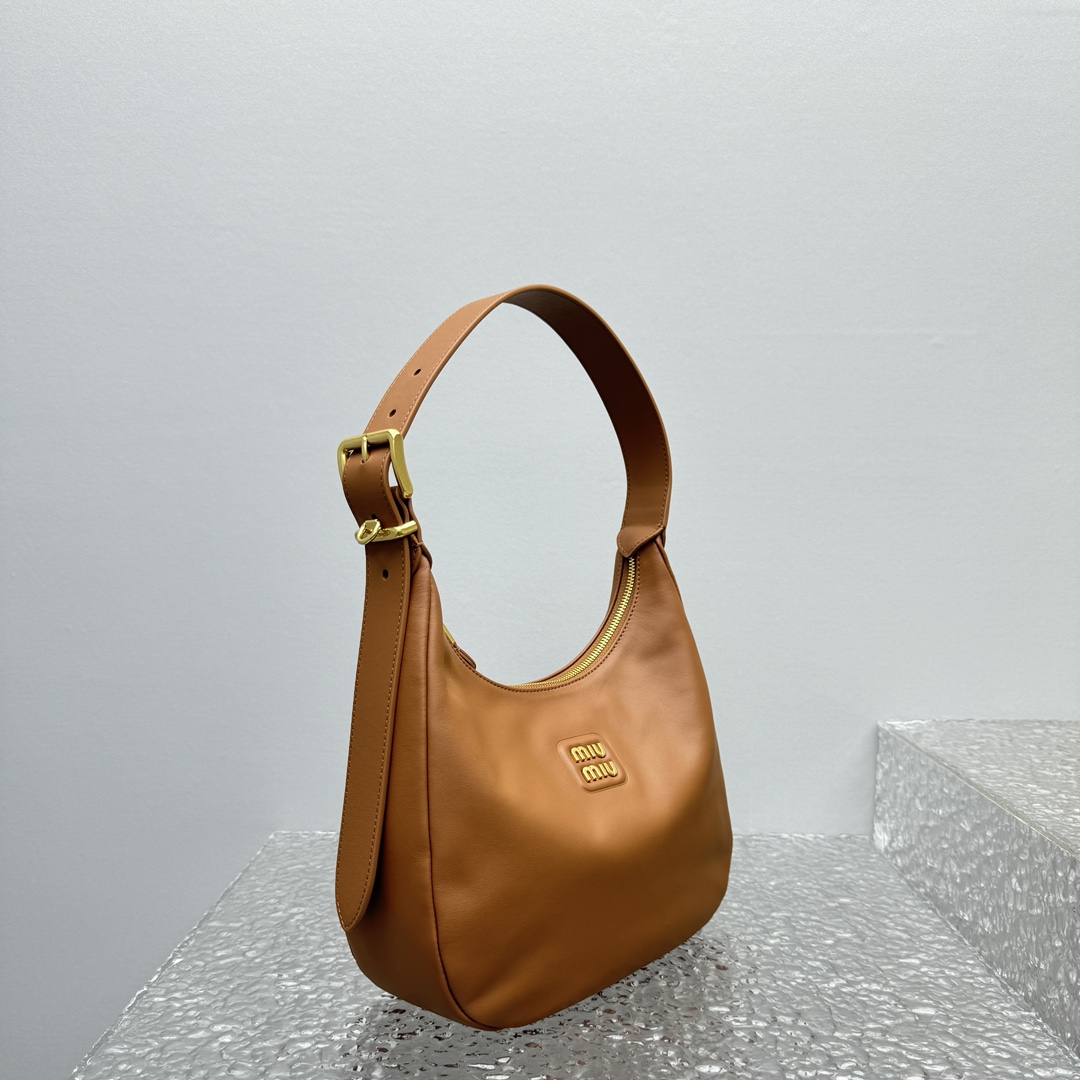 M*um*u black leather hobo bag-27*8*20cm