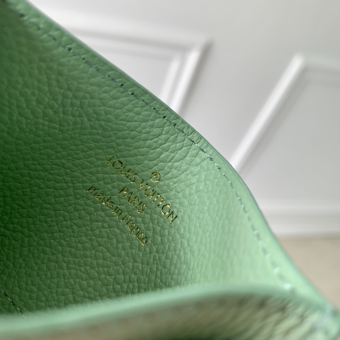 l0*is V*t0n wallet-m82132-10.2 x 7.3 x 0.3cm