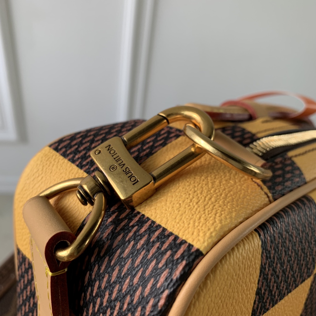 l0*is V*t0n chess messenger bag-24 x 24 x 8cm