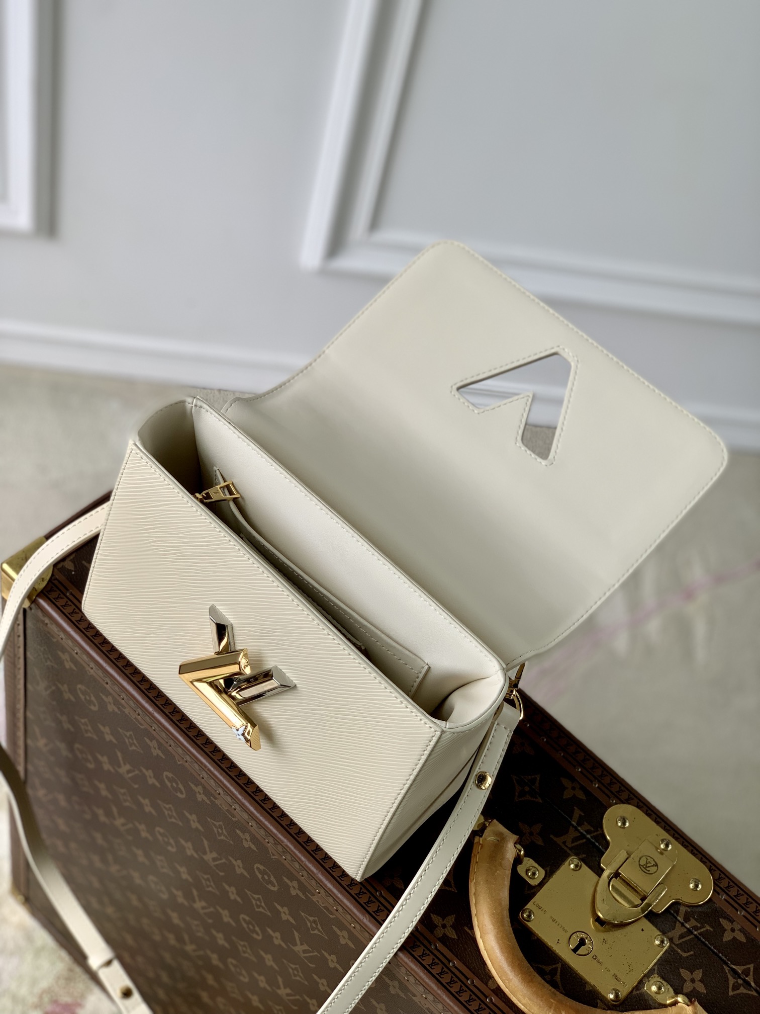 l0*is V*t0n twist mm bloom bag-23*17*9.5cm