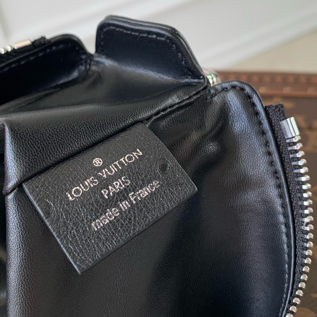 l0*is V*t0n slim trunk--m25445-23 x 12 x 4cm