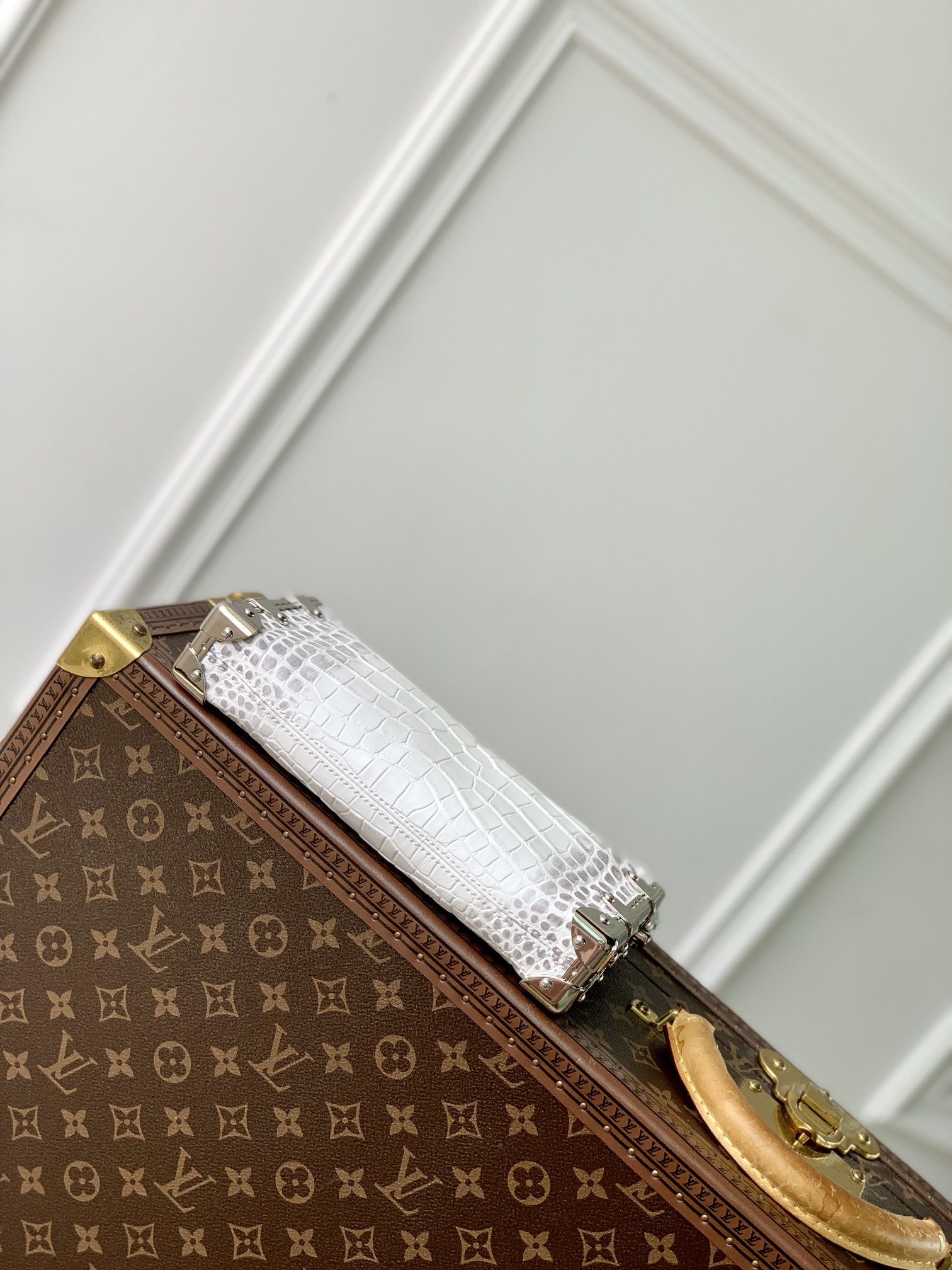 l0*is V*t0n slim trunk--m25445-23 x 12 x 4cm