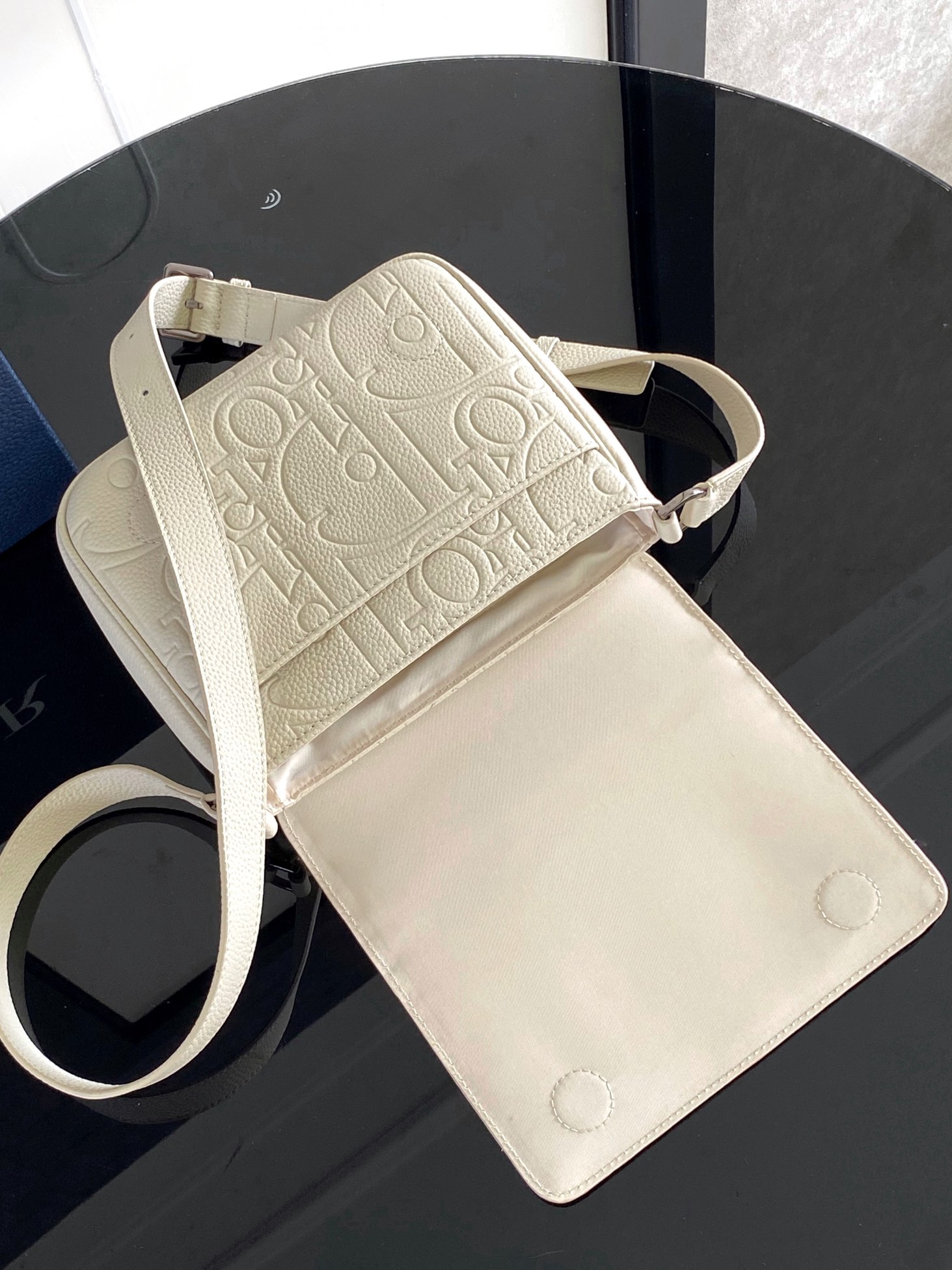 D*or men messenger bag-21 x 18 x 6cm