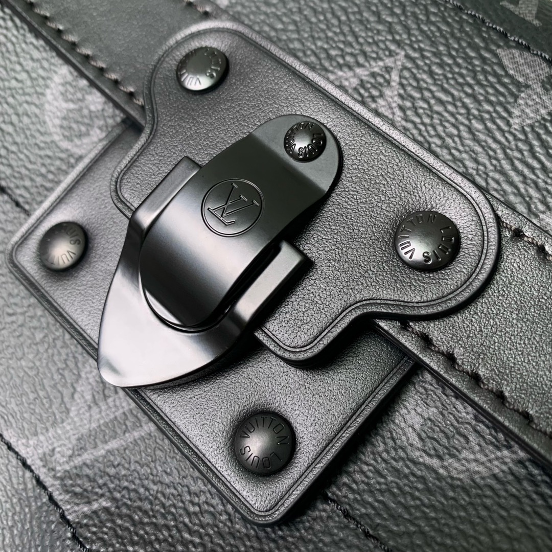 l0*is V*t0n soul trunk east west -29 x 17.5 x 10cm