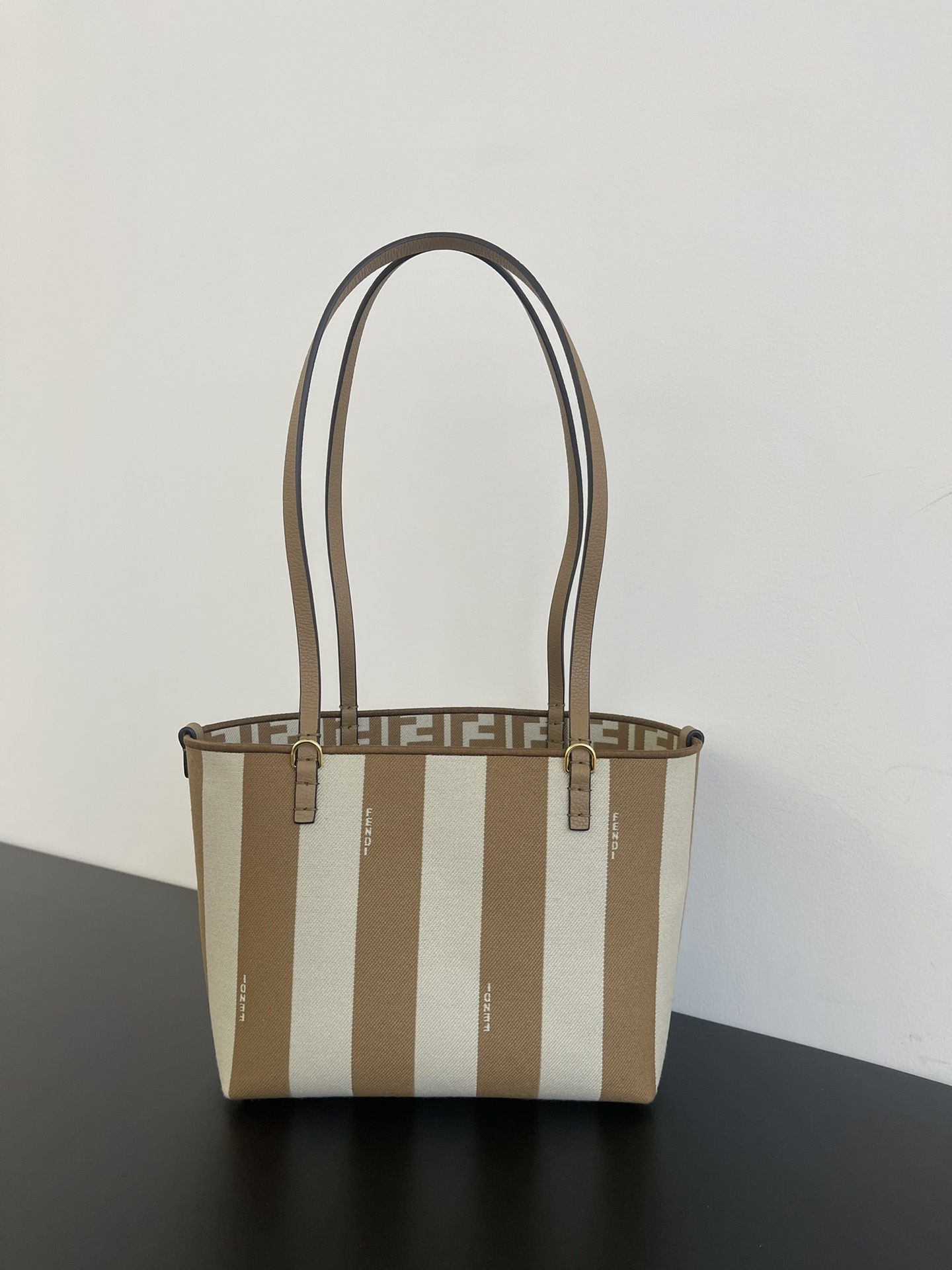 F**di tote-22x14x18cm