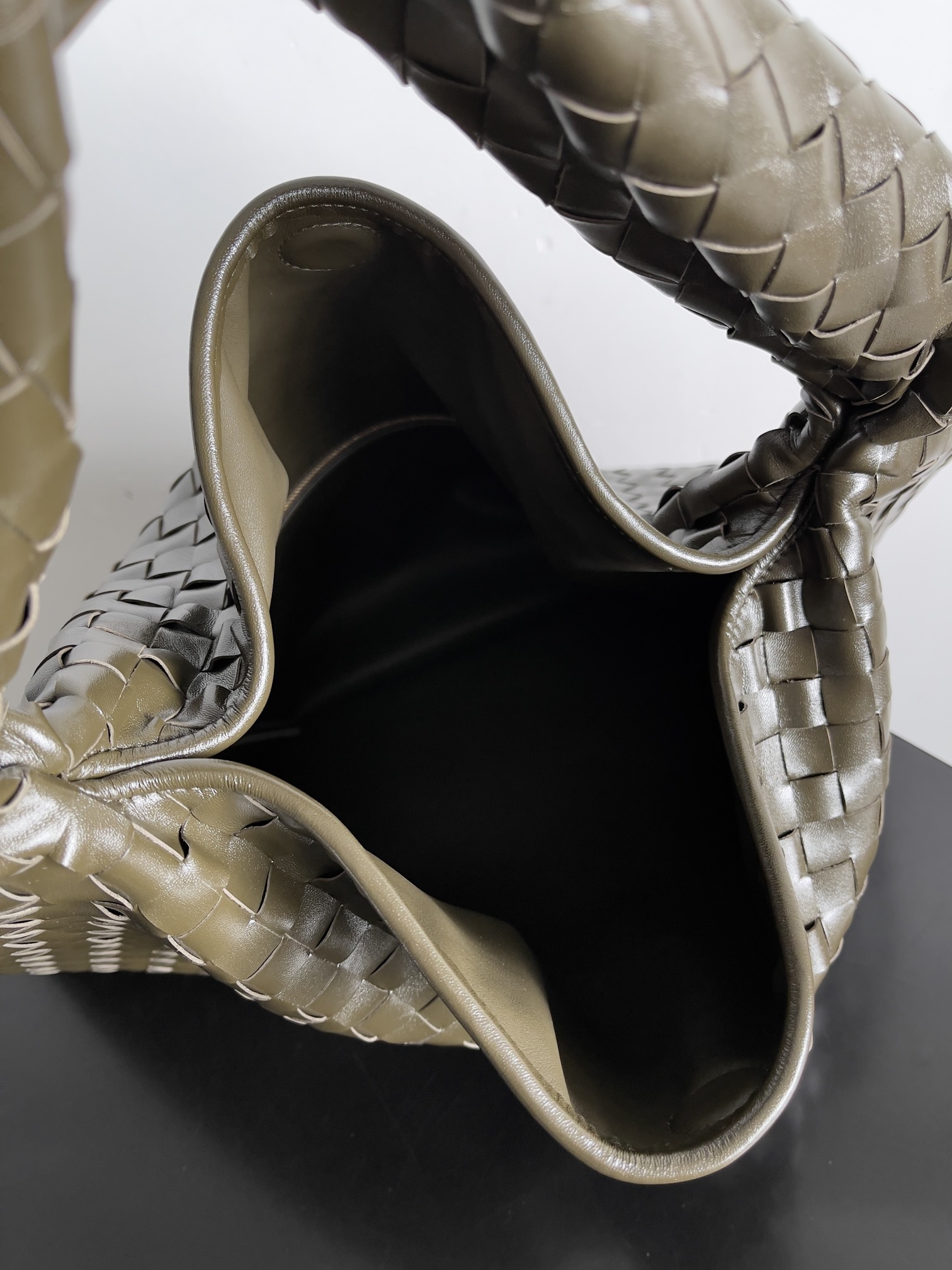 bo*te*ga Ve*ne*ta hop bag-53*24*13cm