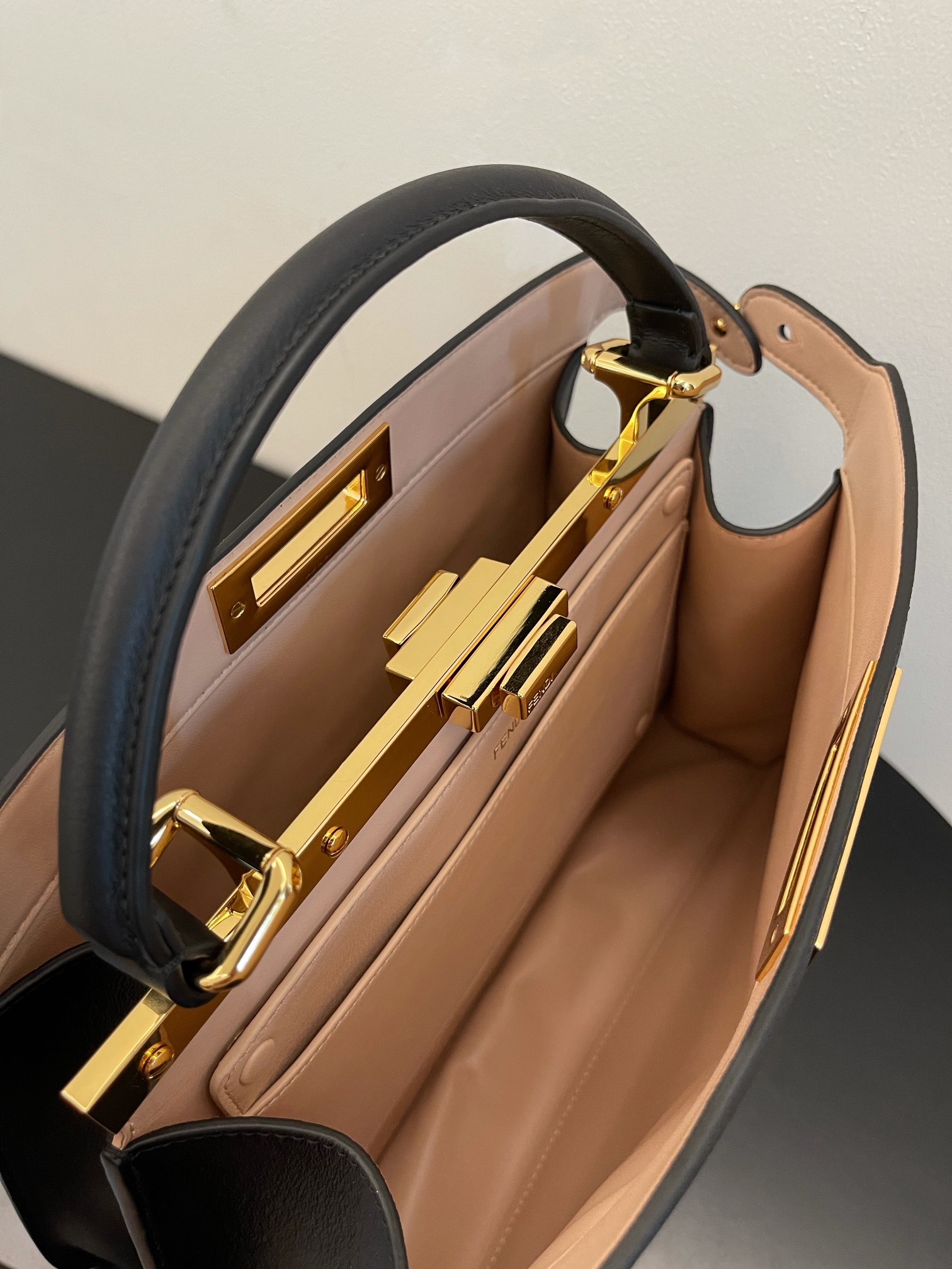 F**di peekaboo iseeu bag-33x25x13cm