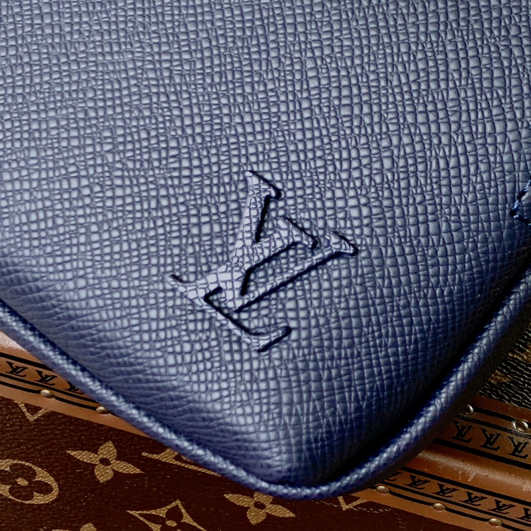 l0*is V*t0n avenue bag-22.5 x 15.5 x 7.5cm