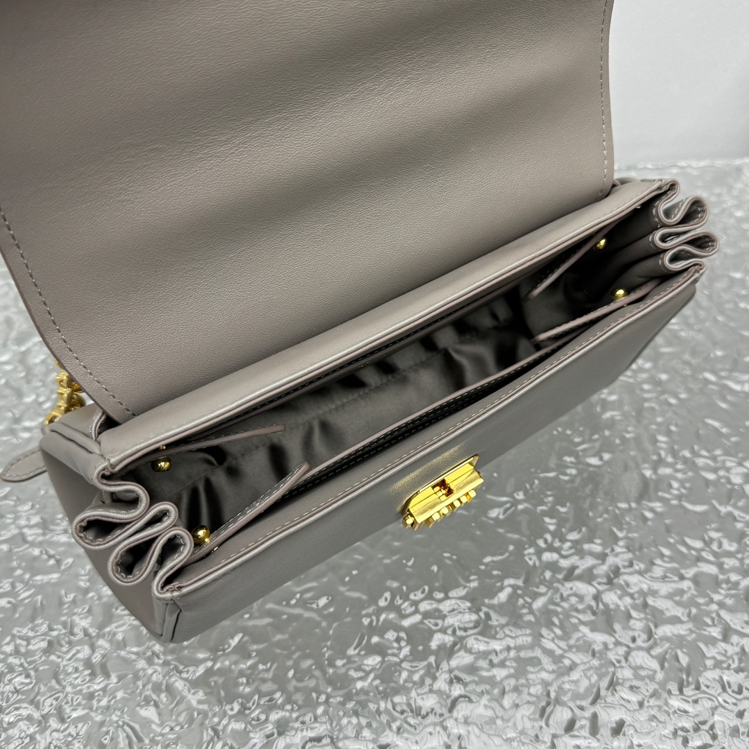 M*um*u leather shoulder bag -25*8*15cm