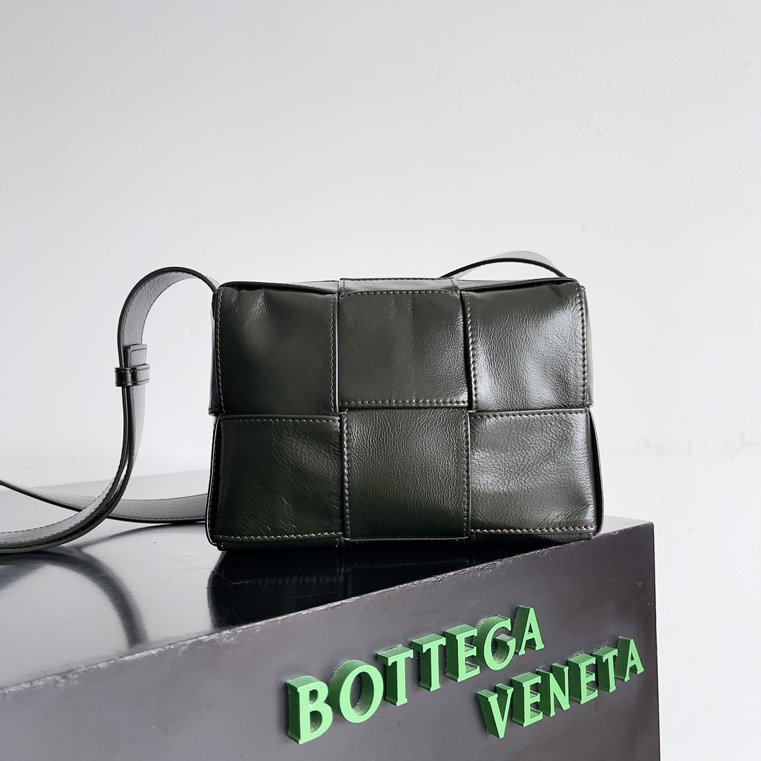 bo*te*ga Ve*ne*ta mini cassette bag-21*13*6.5cm