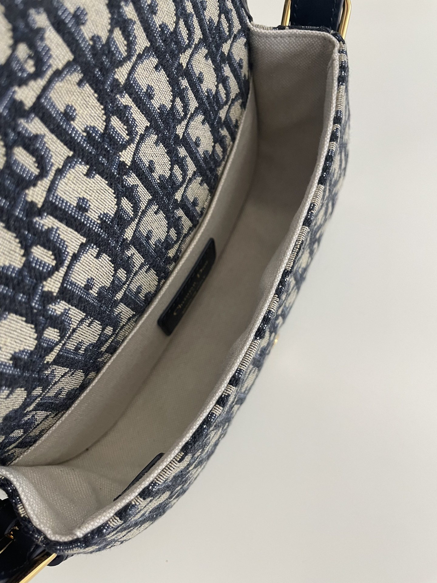 Di0r Bobby East-West-21*5*12CM