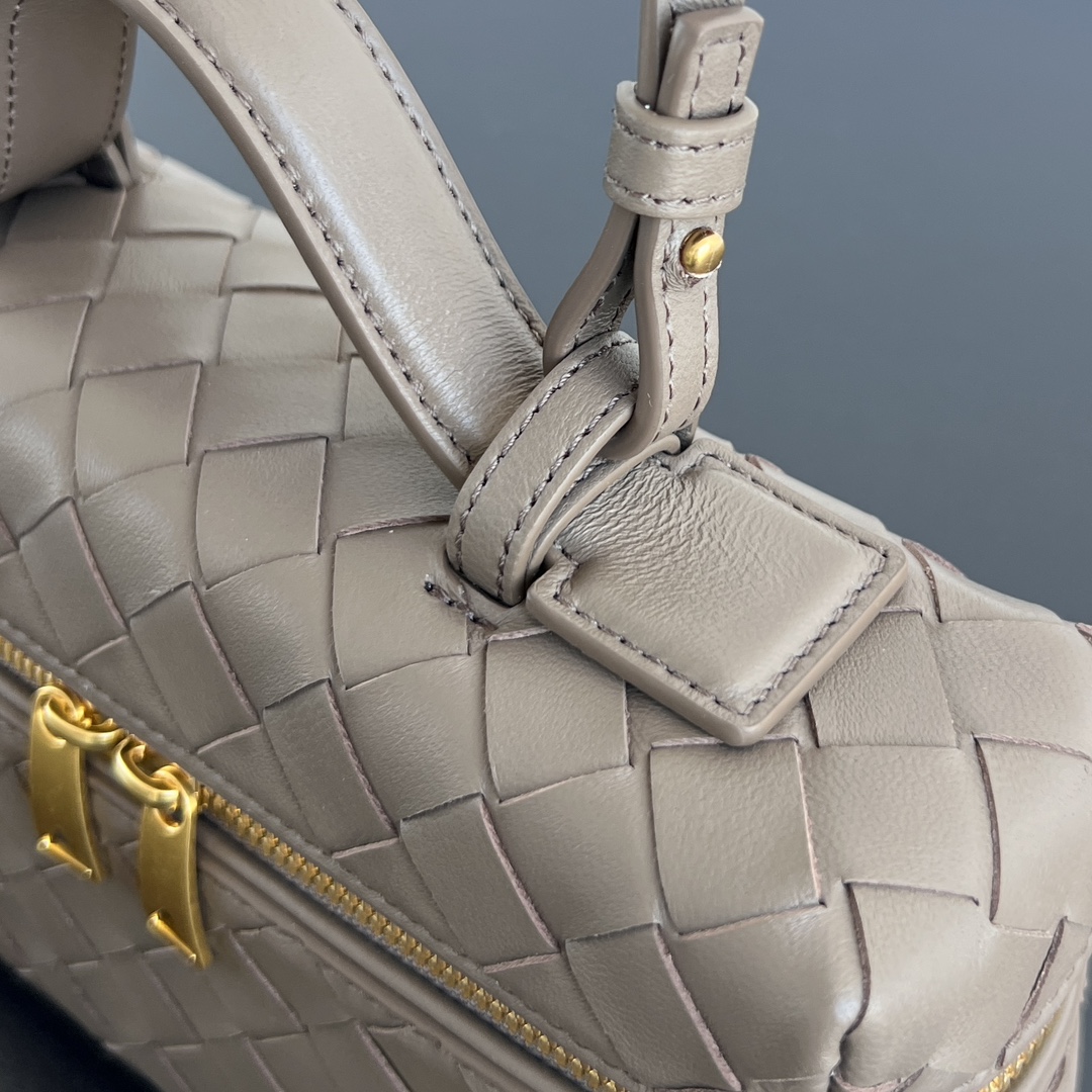 b0tt*ga Ven*ta vanity case bag-22x12.5x5cm