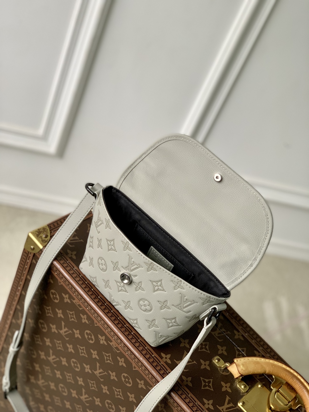 l0vis Vvtt0n pulse bag-m14794-16 x 5 x 22.5cm