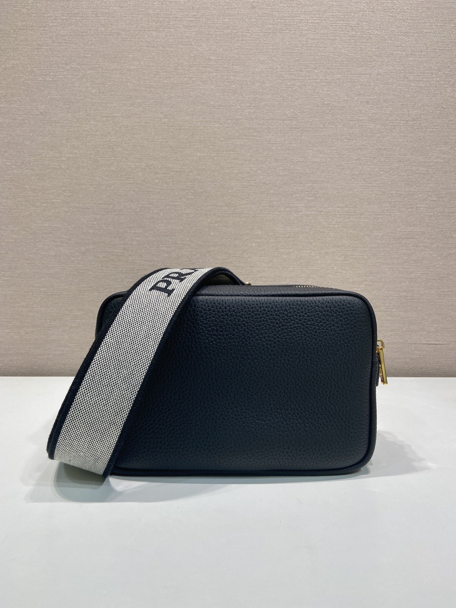 Pra*a 1bd082 messenger bag-22*14*8cm