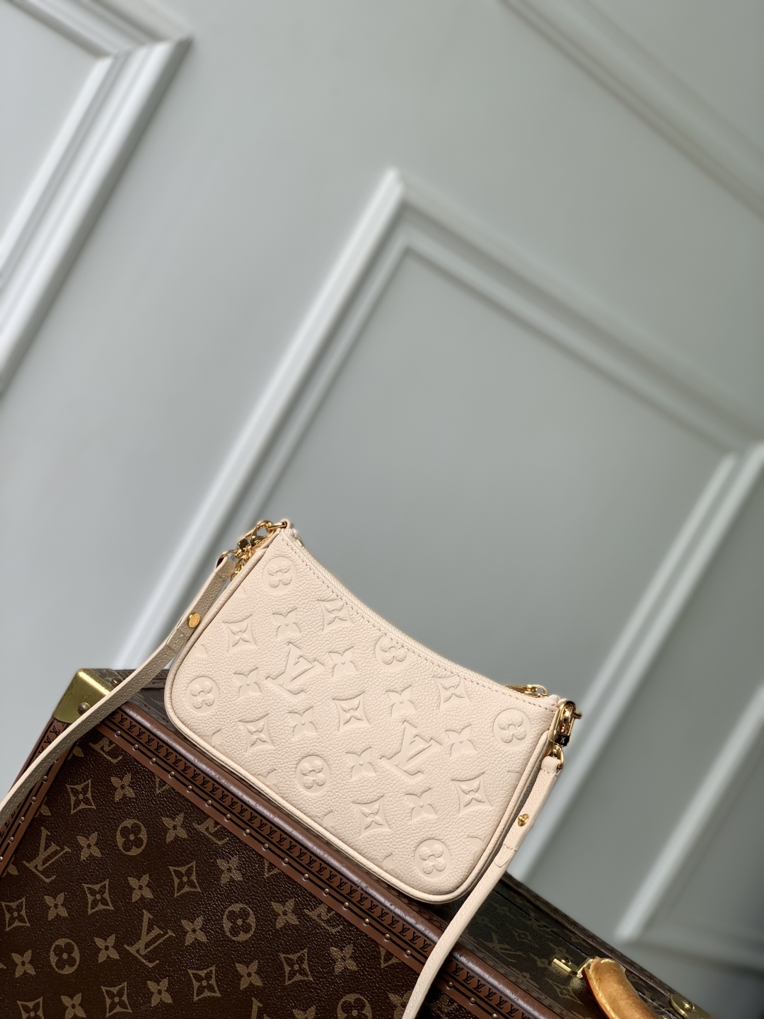 l0vis Vvtt0n easy pouch on strap-19x11.5x3cm