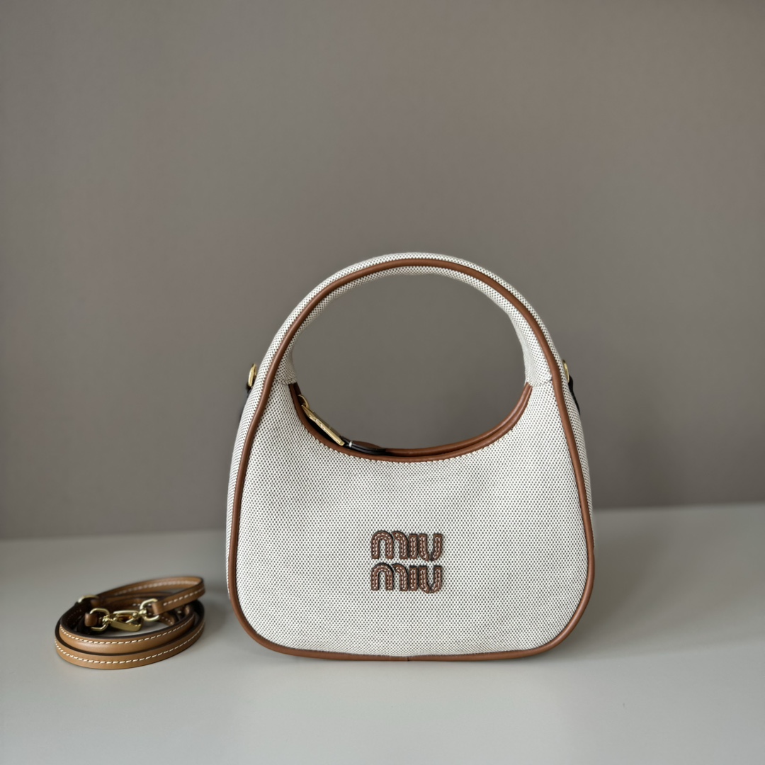 m1um1u M1vwaner bag--23 x 13 x 7cm