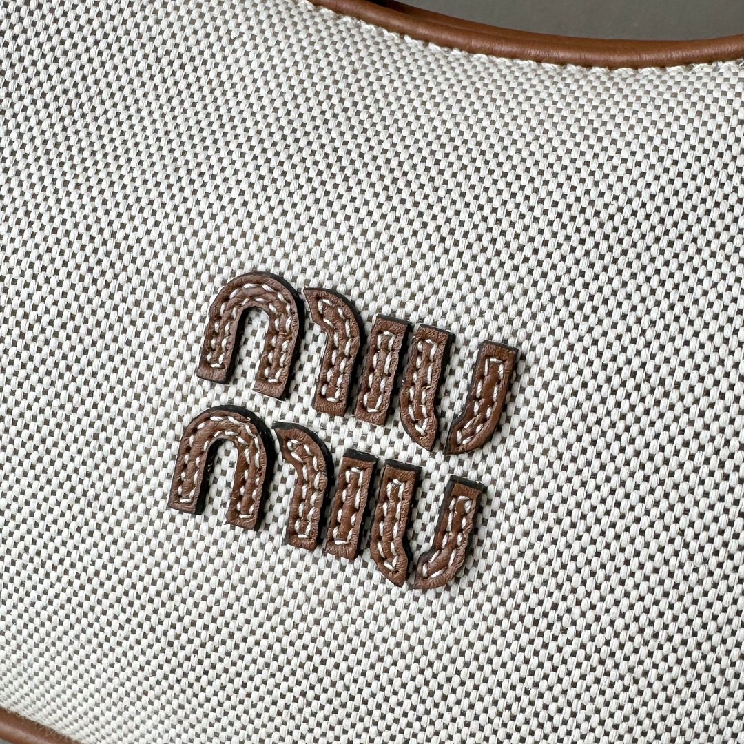 m1um1u M1vwaner bag--23 x 13 x 7cm