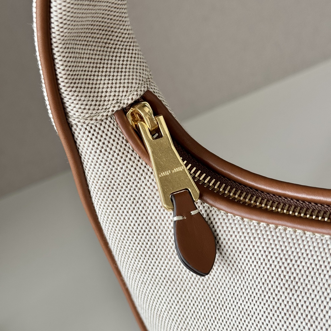 m1um1u M1vwaner bag--23 x 13 x 7cm