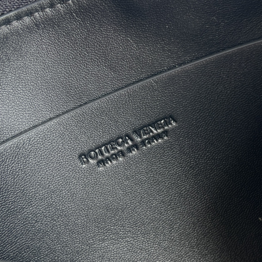 b0tt*ga Ven*ta concert striped leather pouch crossbody bag-18.5*11.5*8.5cm