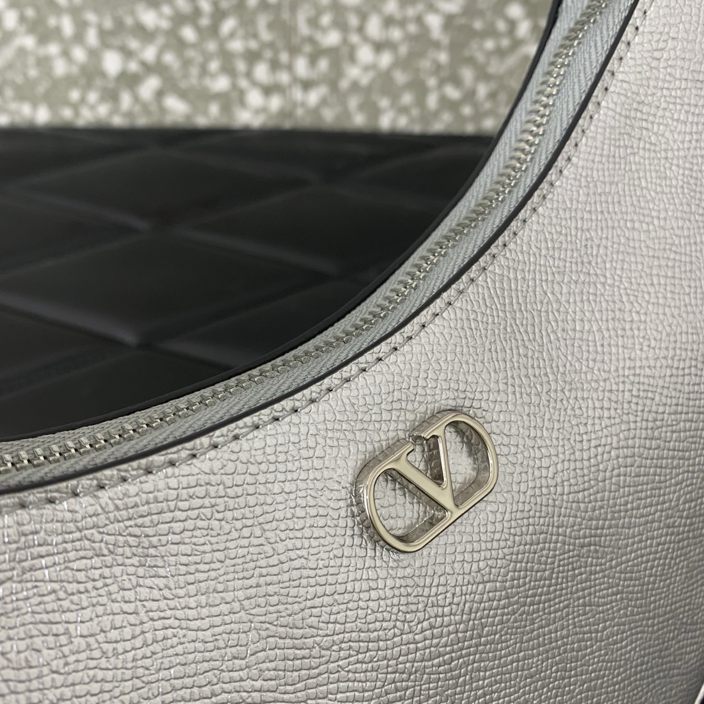 Va1e*ntin0 garavani vlogo signature-20*12*4cm