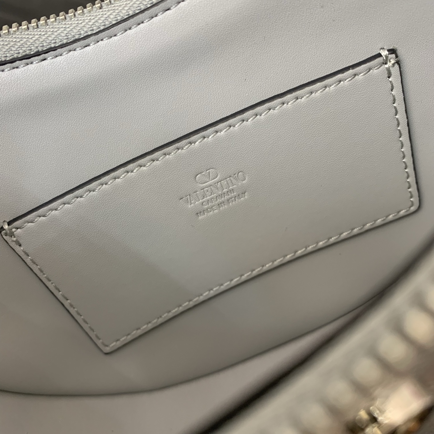 Va1e*ntin0 garavani vlogo signature-20*12*4cm