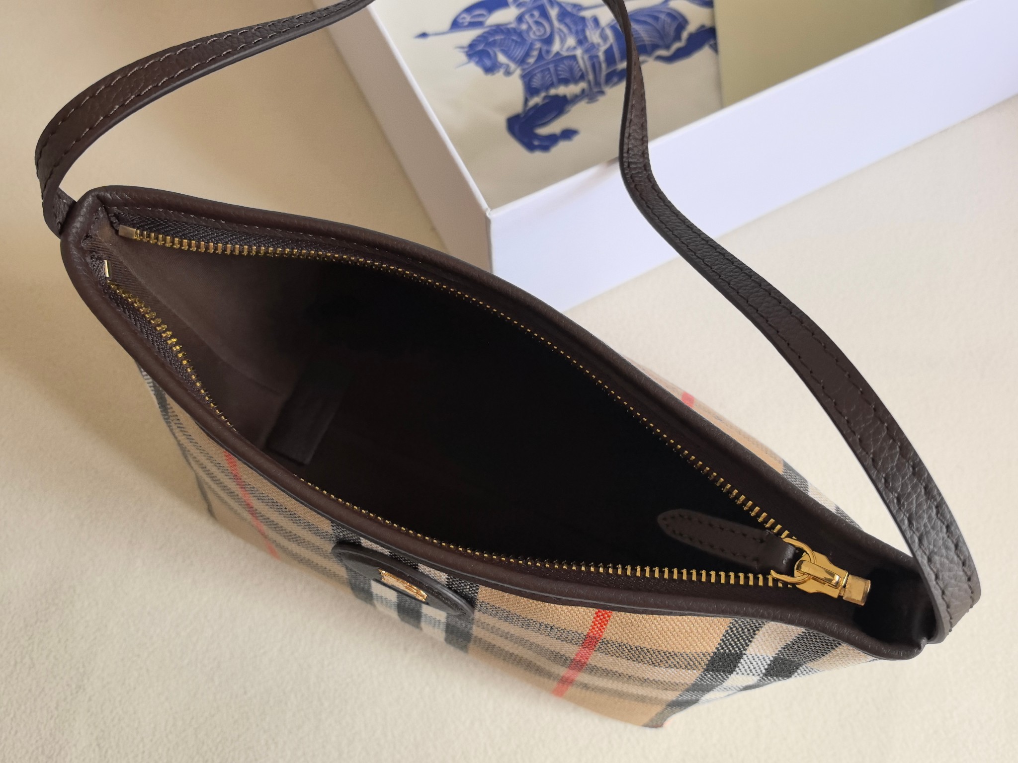 Bv*b*rry highlands mini shoulder bag-25.5✕12✕16cm