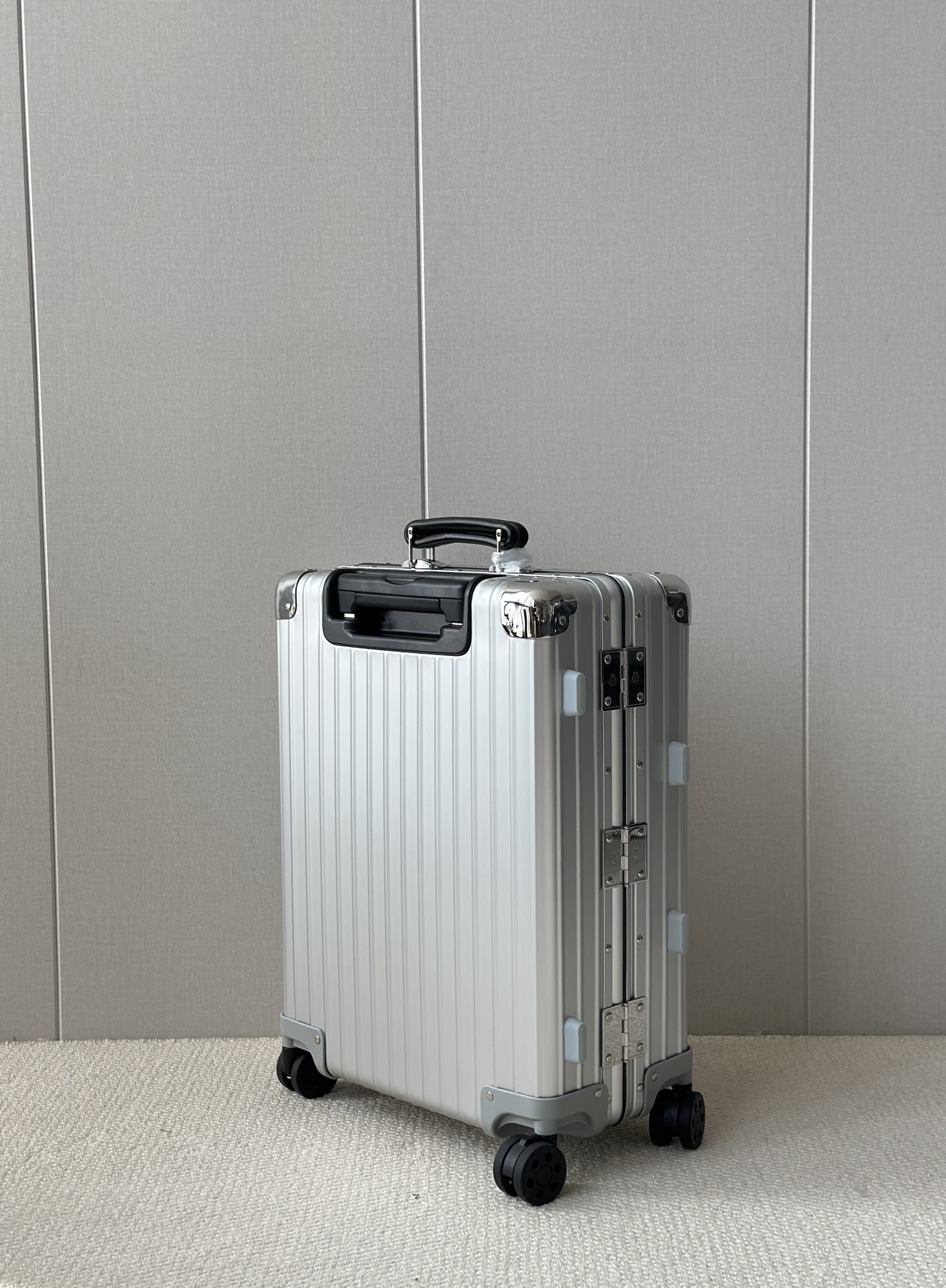 r1m0wa lU*gage-20inch(55×20×40m)