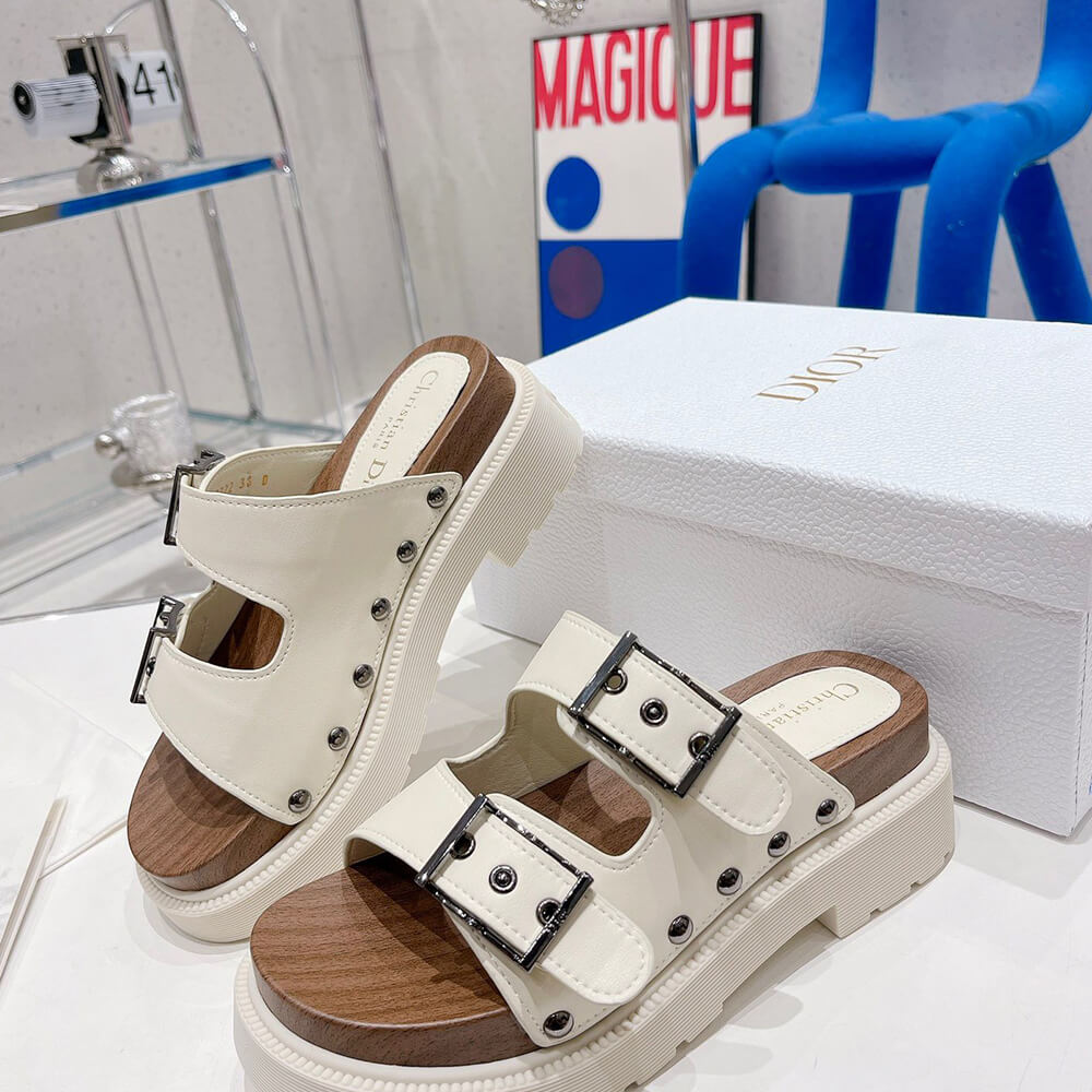 D*orquake strap sandal