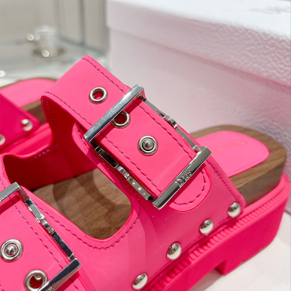 D*orquake strap sandal